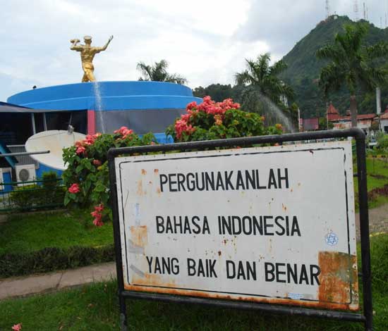 Placard urging Indonesians to use the national language
