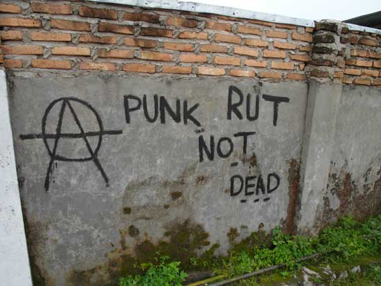 Illiterate graffiti: Punk Rut not dead.