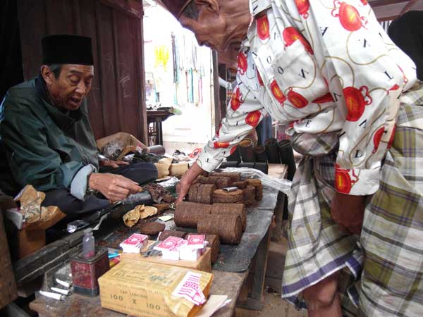 Hand-rolled tobacco for sale in an Indonesian market